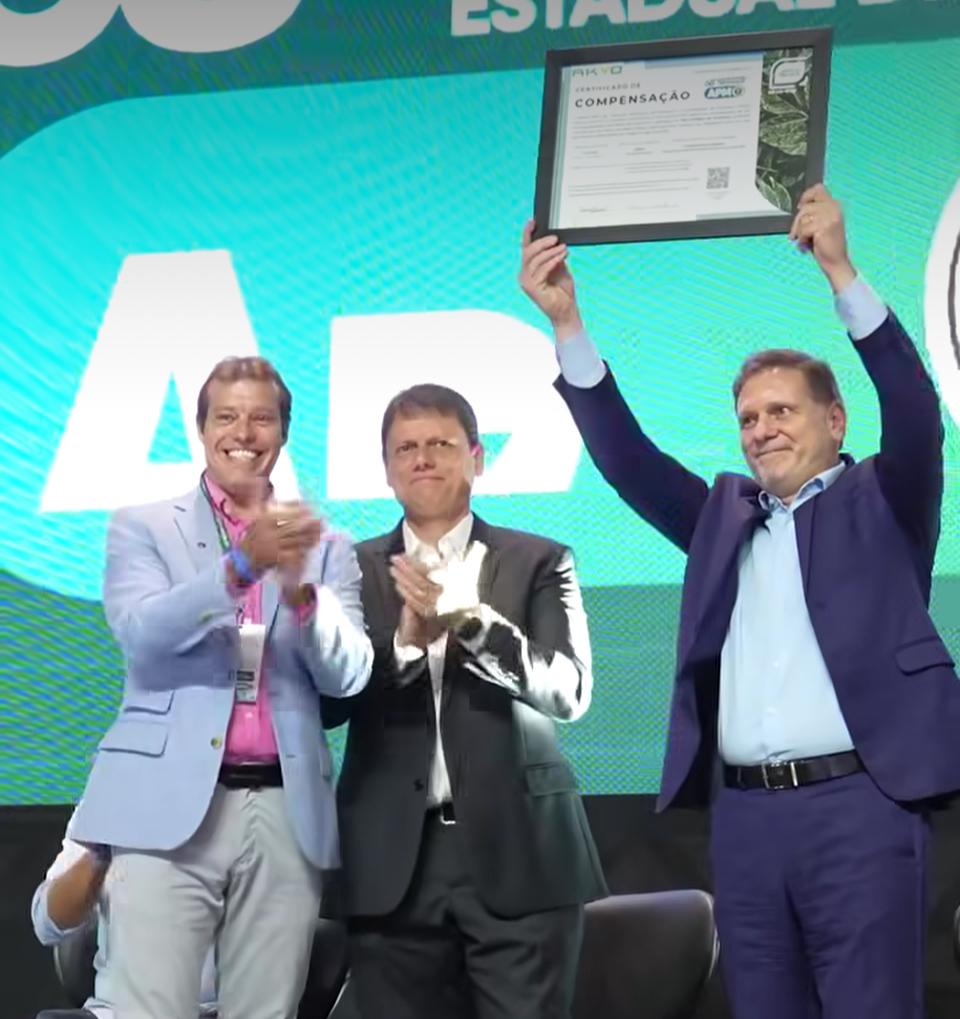 Registro institucional do 68º Congresso Estadual de Municípios da APM em abril de 2026, com entrega de documentação relacionada ao projeto de compensação de emissões