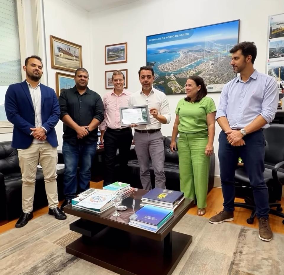 Entrega institucional do projeto de compensação de emissões do ColaBora Mundo 2025 na Autoridade Portuária de Santos